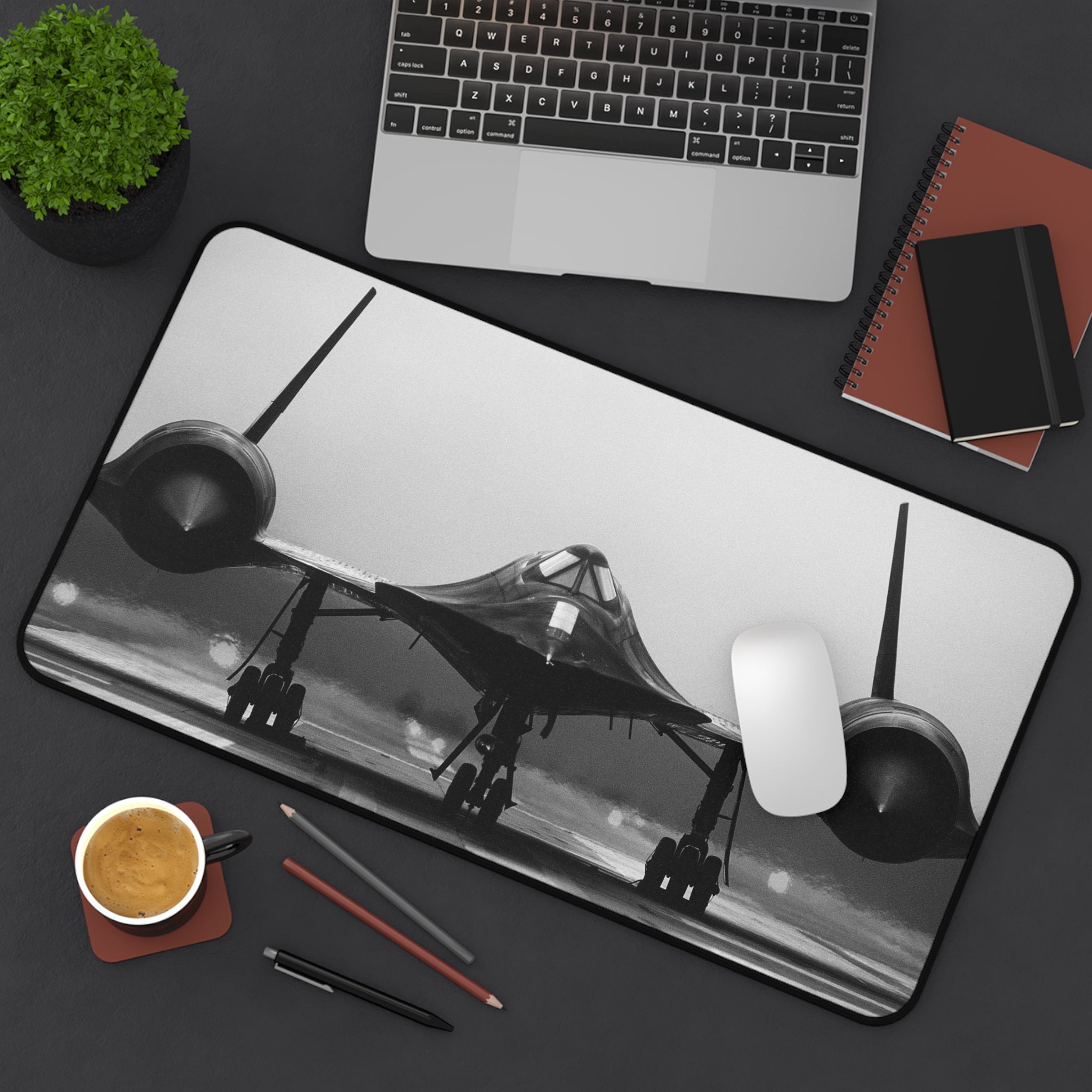 SR-71 Blackbird Desk Mat - I Love a Hangar