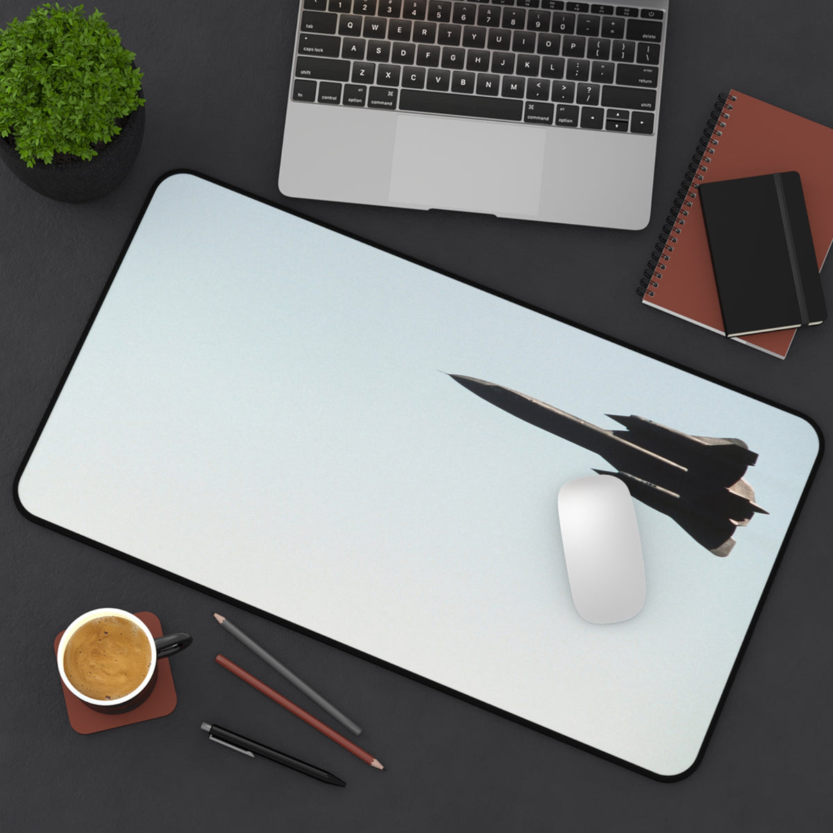 SR-71 "Blackbird" Desk Mat - I Love a Hangar