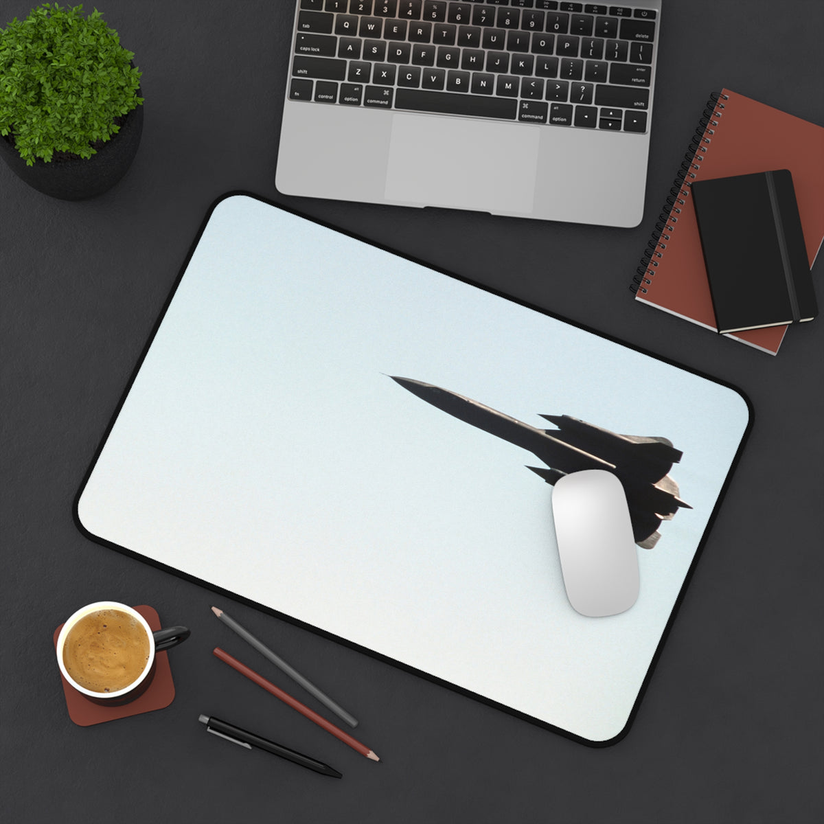 SR-71 "Blackbird" Desk Mat - I Love a Hangar