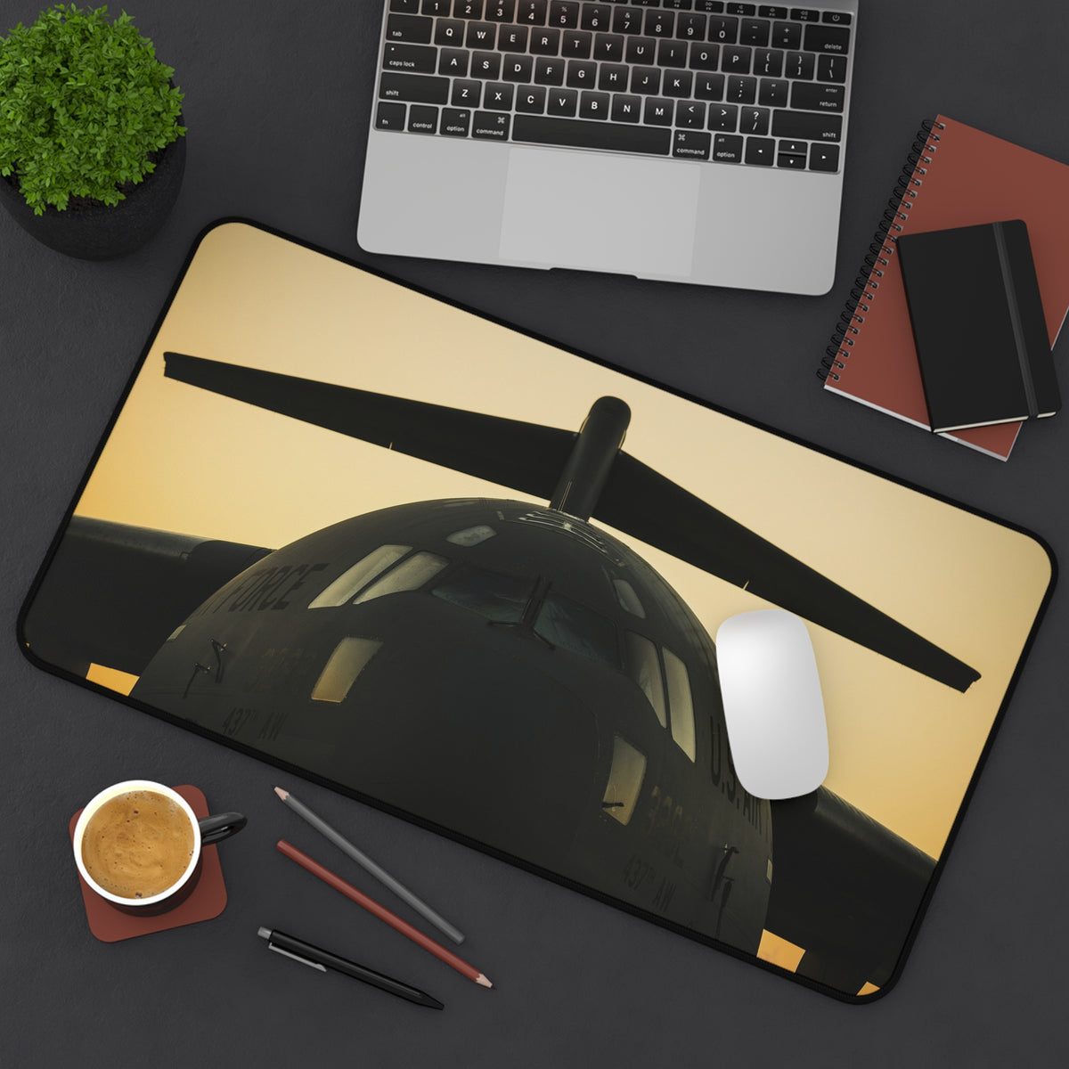 C-17 Globemaster Desk Mat - I Love a Hangar