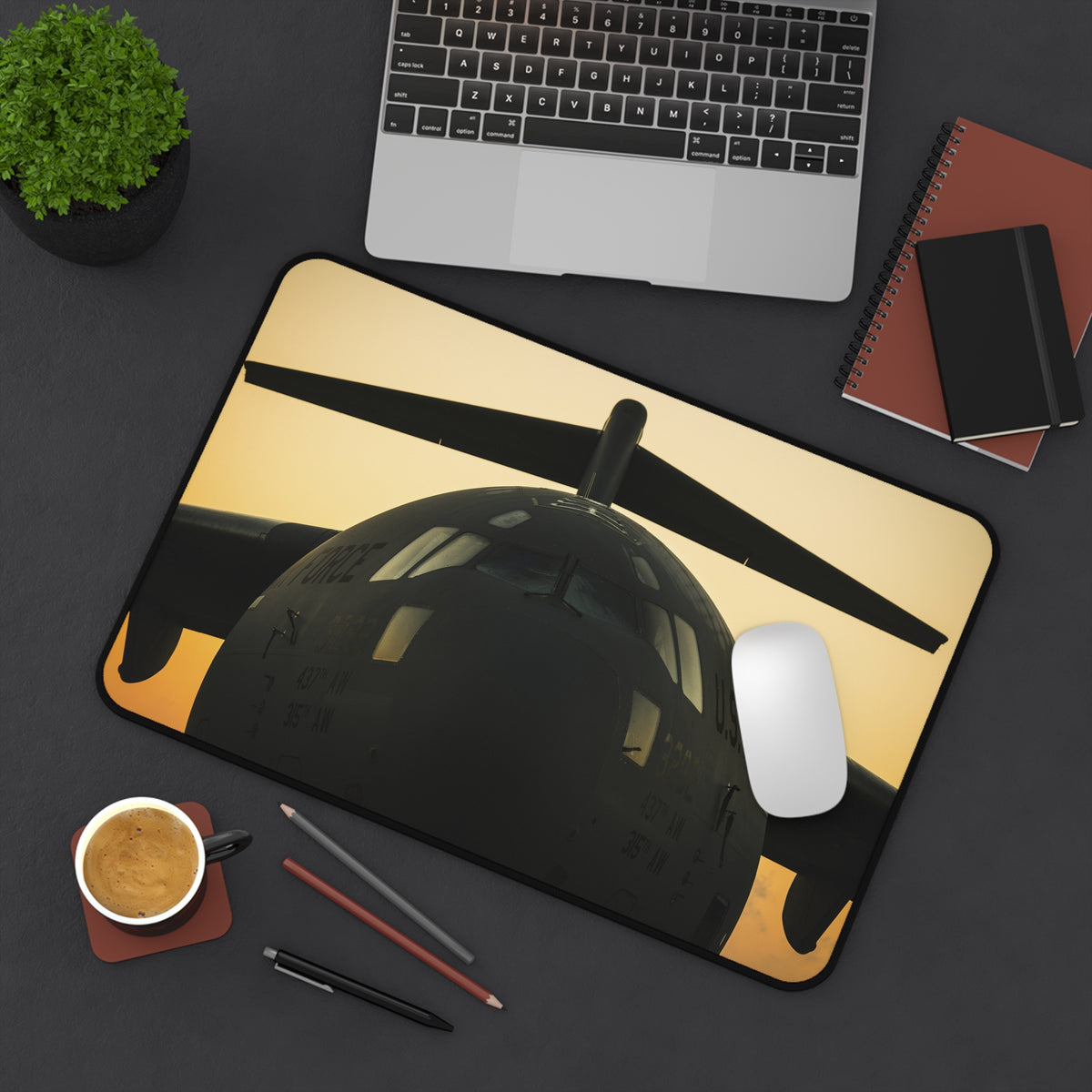 C-17 Globemaster Desk Mat - I Love a Hangar